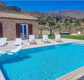 3 bedroom villa with infinity pool and jacuzzi, Scopello, sleeps 5-6